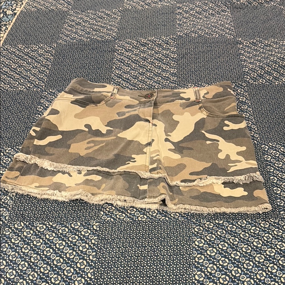 Zinc Camouflage Skirt with frayed Detail